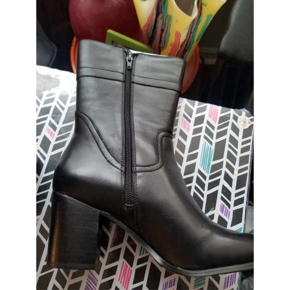 G.H. Bass & Co Black Mid Ankle Boots - Picture 2 of 4